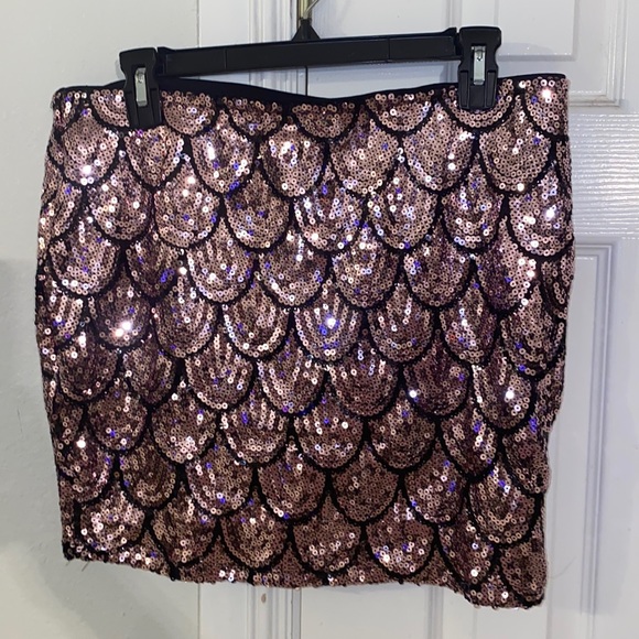 Preowned mini skirt rose and black n petal shape sequin.”As is”see measurements - Picture 1 of 7